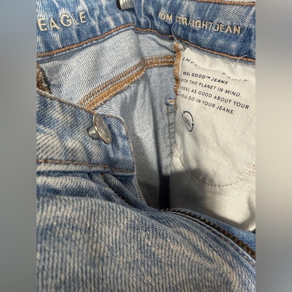 American Eagle women’s Mom Straight denim jean. Light/medium wash. Size 0 Reg - Picture 8 of 9